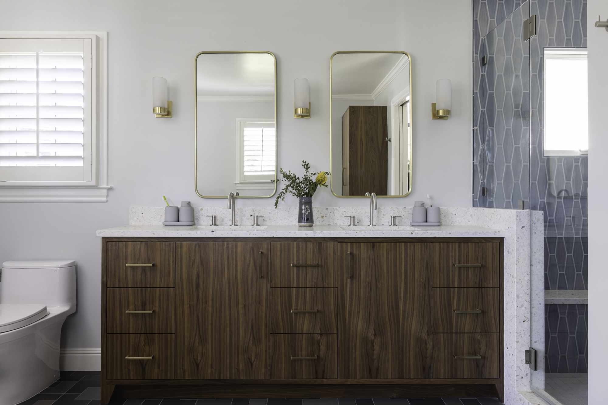 How one can Adorn With Blended Metals inside the Bathroom Like a Designer